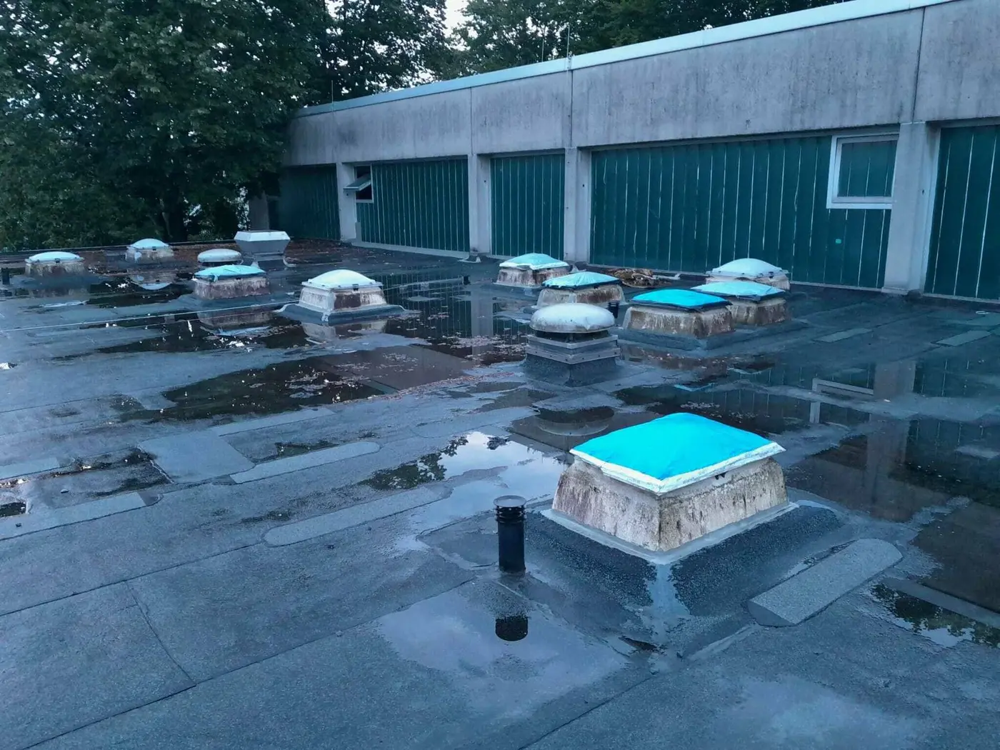 Pregled ravne strehe z zastajanjem vode in dotrajanimi detajli