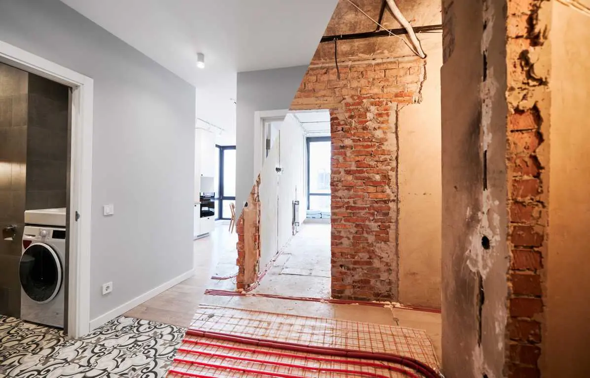 Prostor med adaptacijo in po dokončani prenovi